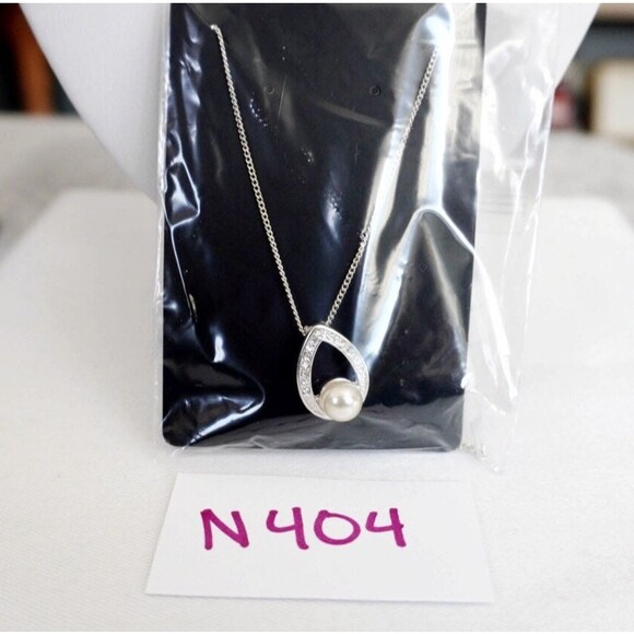 Teardrop Rhinestone Pendant with Center Pearl Silver Tone - Picture 6 of 7